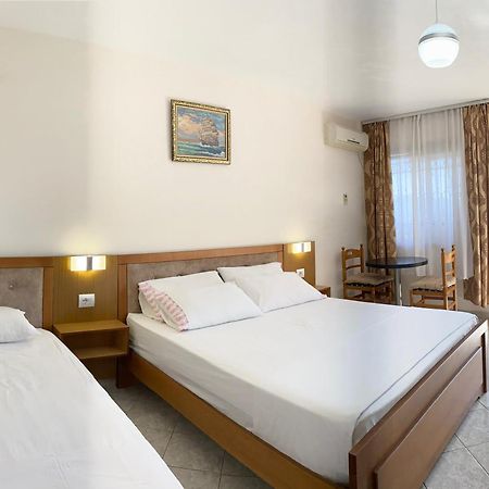 Vila Yasmin 38 Sarandë Exteriör bild